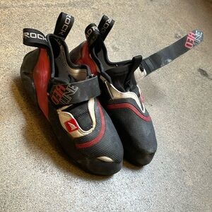 NEW! Mad rock Red Line Climbing Shoes
